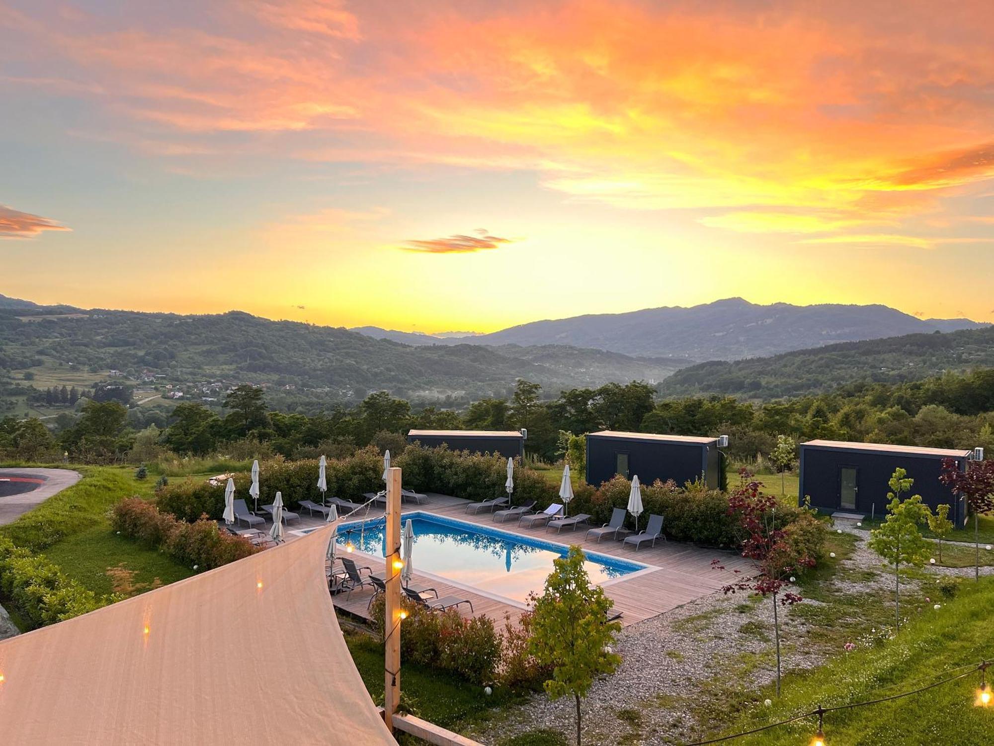 ホテル Flandra Glamping コルベニ エクステリア 写真